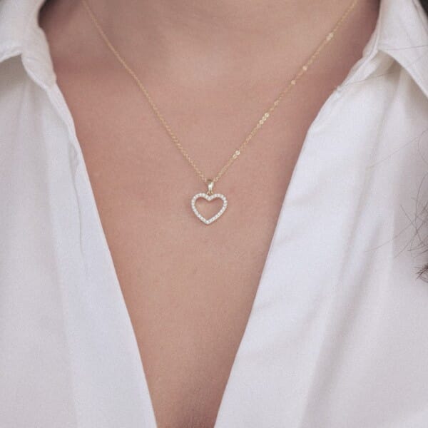 Gold-Halskette mit Herzsymbol