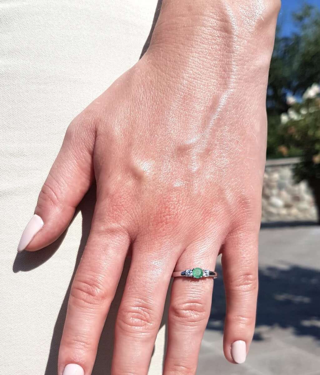 3Steine Verlobungsring Shannon mit Platin mit grunem Smaragd 0 5 ct. 21Diamonds